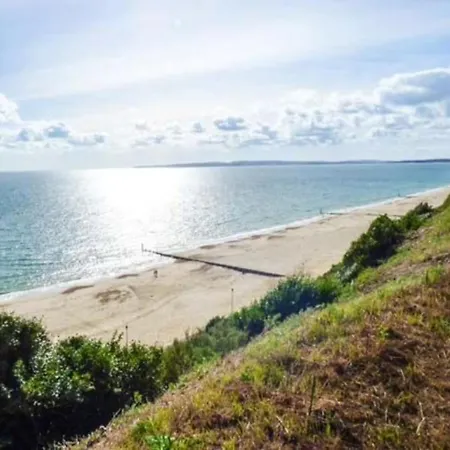 Spacious Southbourne Flat Sleeps 5 Perfect For Families And Groups-3